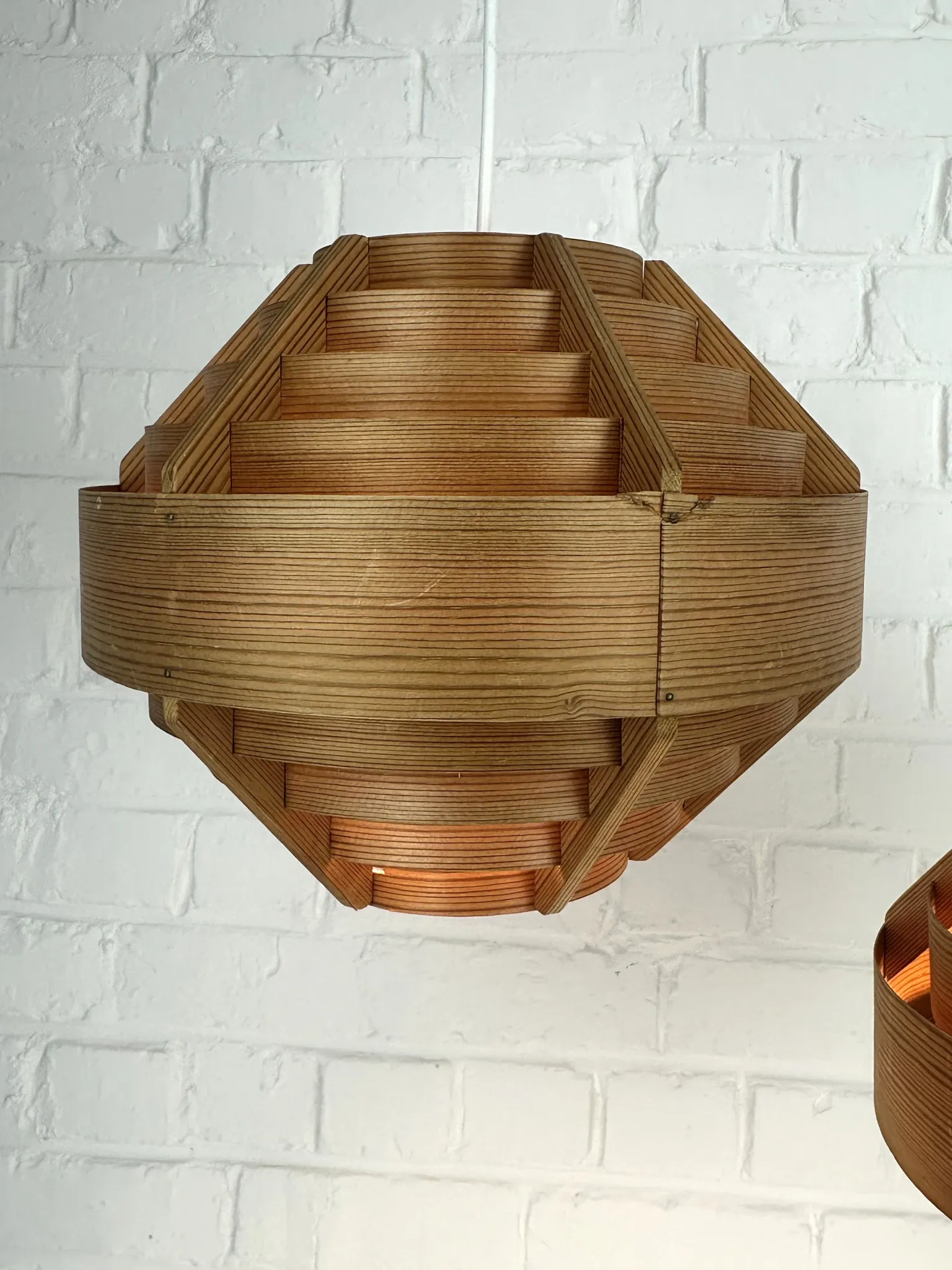 Pair of Hans-Agne Jakobsson pendant lights in pine veneer – AB Ellysett