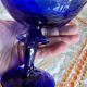 Coupe vintage La Rochère bleu cobalt sur pied