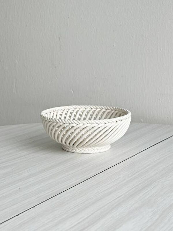 Corbeille ancienne en porcelaine blanche torsadée