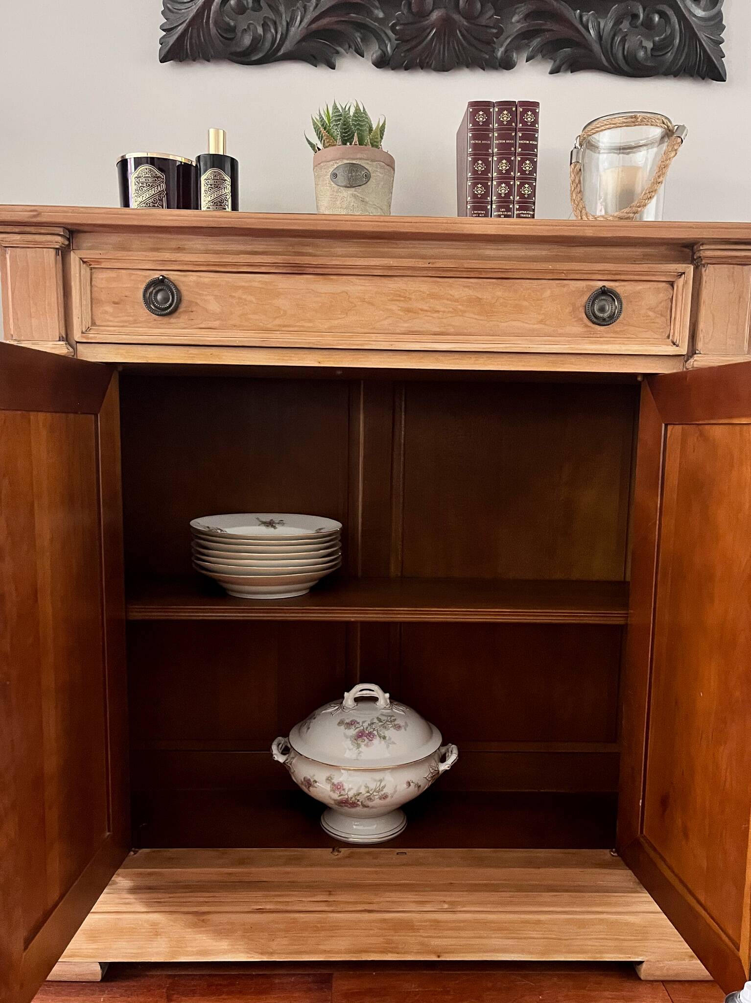 Buffet parisien bois brut et terracotta