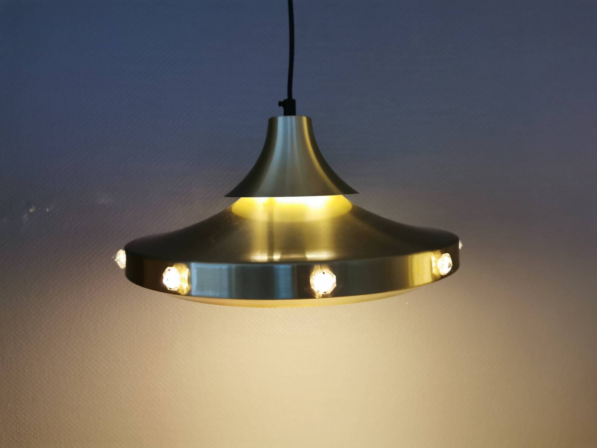 Danish Hanging lamp from the 80s in gold-coloured aluminium with hard-pressed plastic bottom grid an