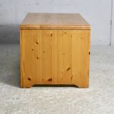 Charlotte Perriand (séléction de ) pour Les Arcs, rare table basse en pin, France,  circa 1960