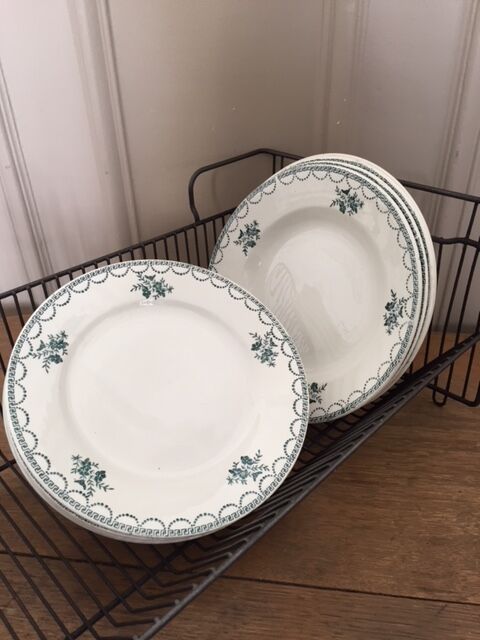 Set 4 dinner plates and 4 soup plates