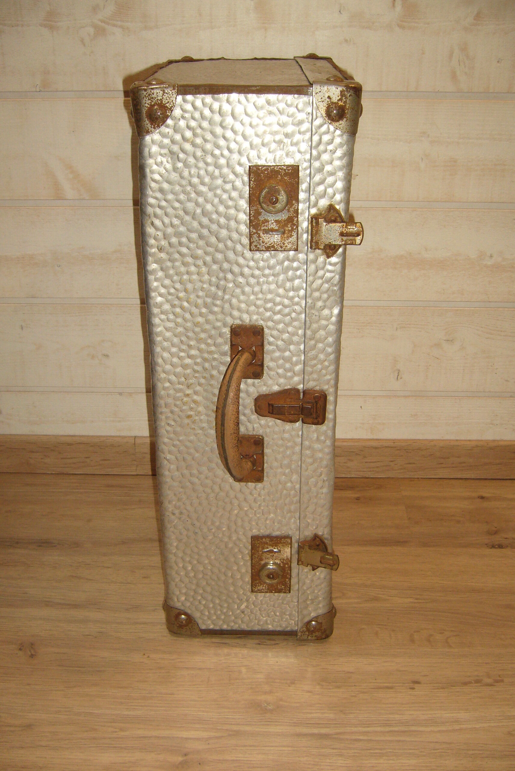 Valise vintage en fer blanc