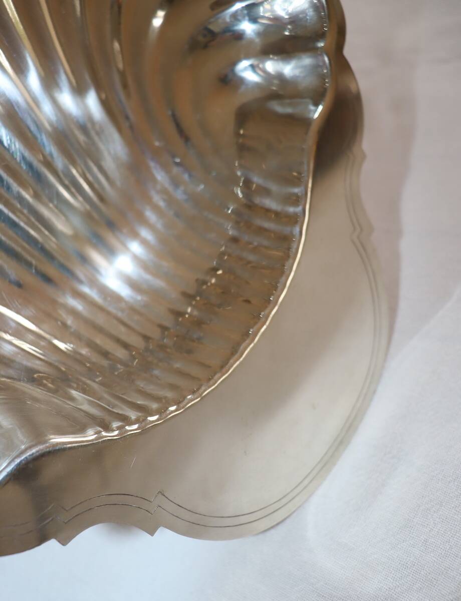 Silver-plated metal shell plate stamped Fleuron