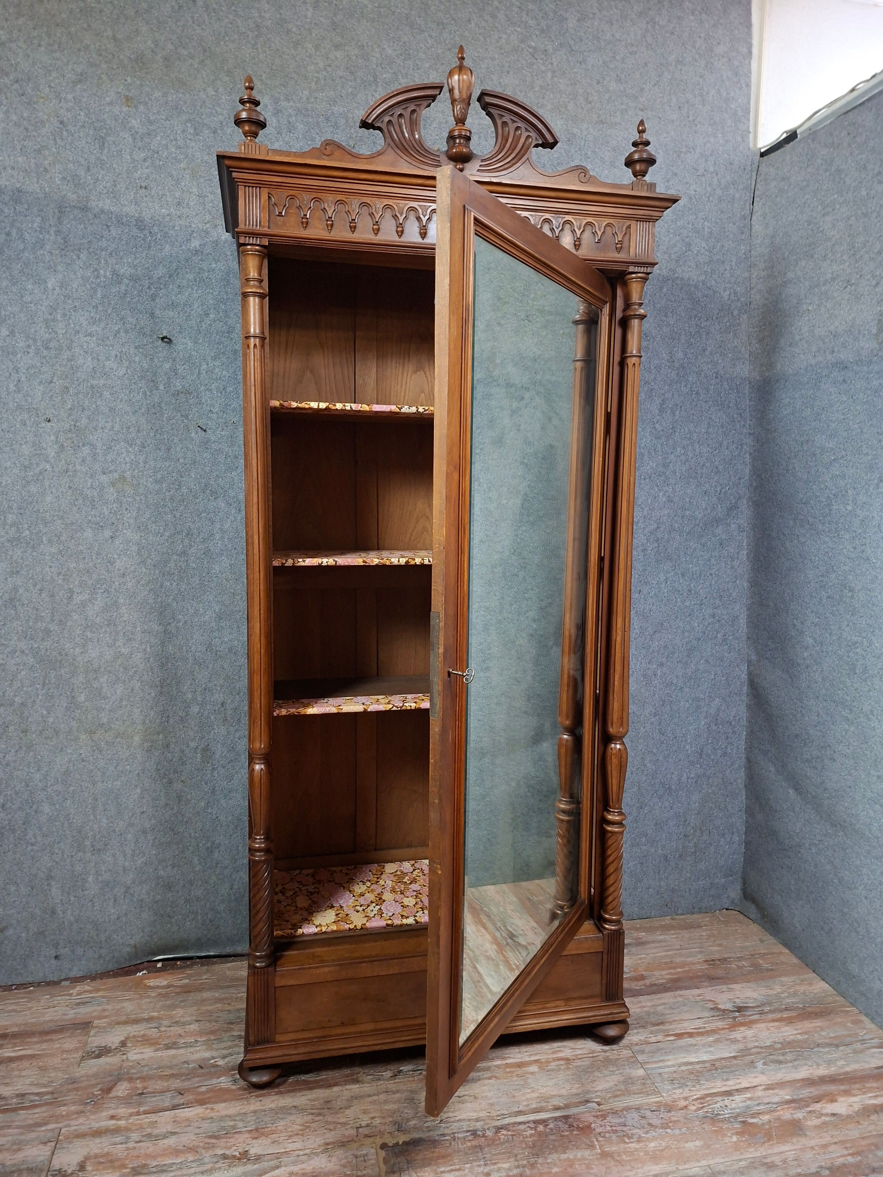 Neo-Gothic mirrored wardrobe in solid walnut – Late 19th century