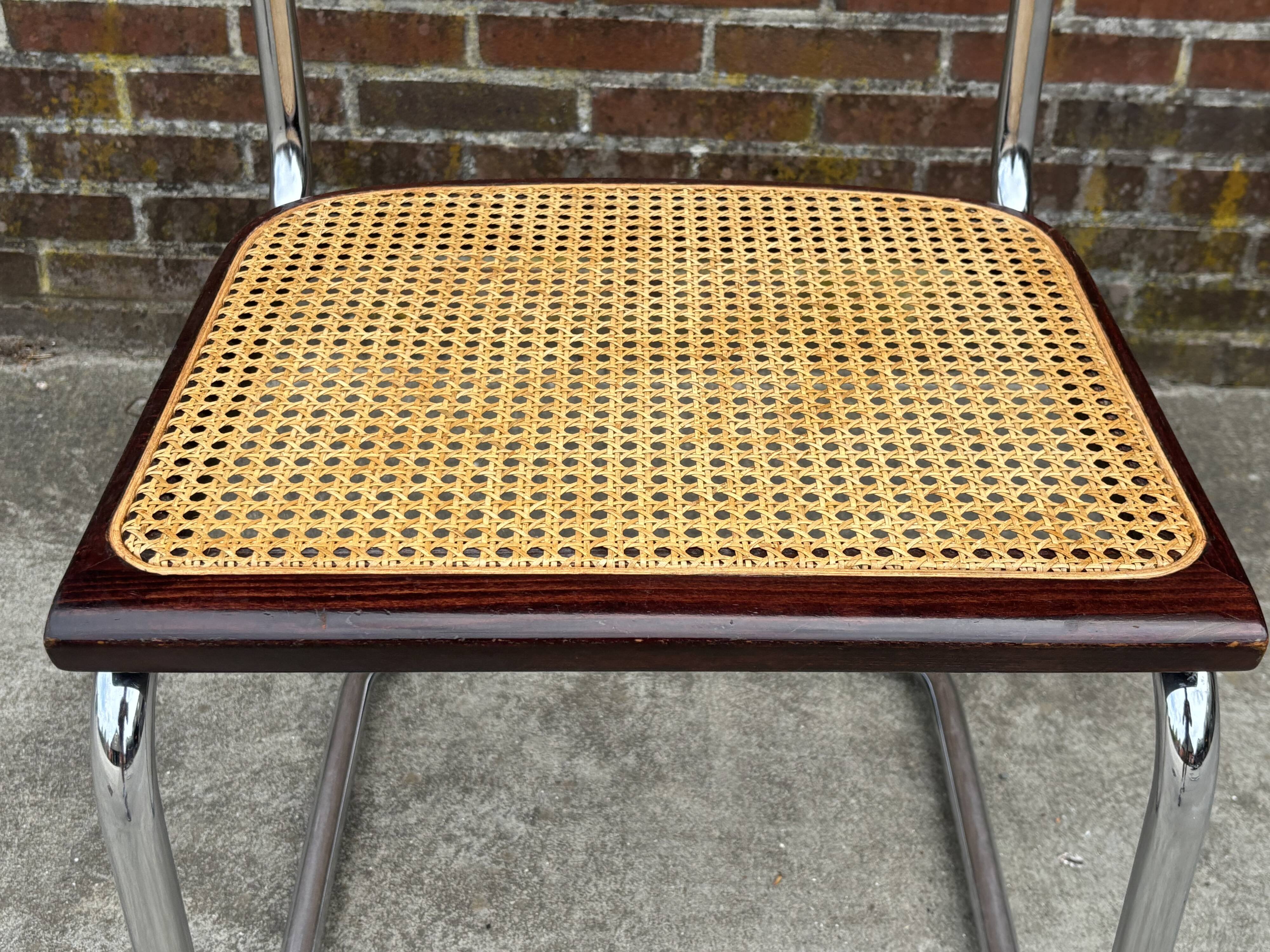 Ensemble de 4 chaises Cesca B32 conçues par Marcel Breuer, cadre marron foncé.
