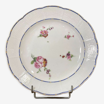 Assiette en porcelaine de Sèvres à décor polychrome de fleurs du XVIIIème siècle