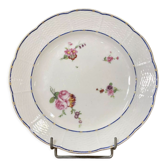 Assiette en porcelaine de Sèvres à décor polychrome de fleurs du XVIIIème siècle