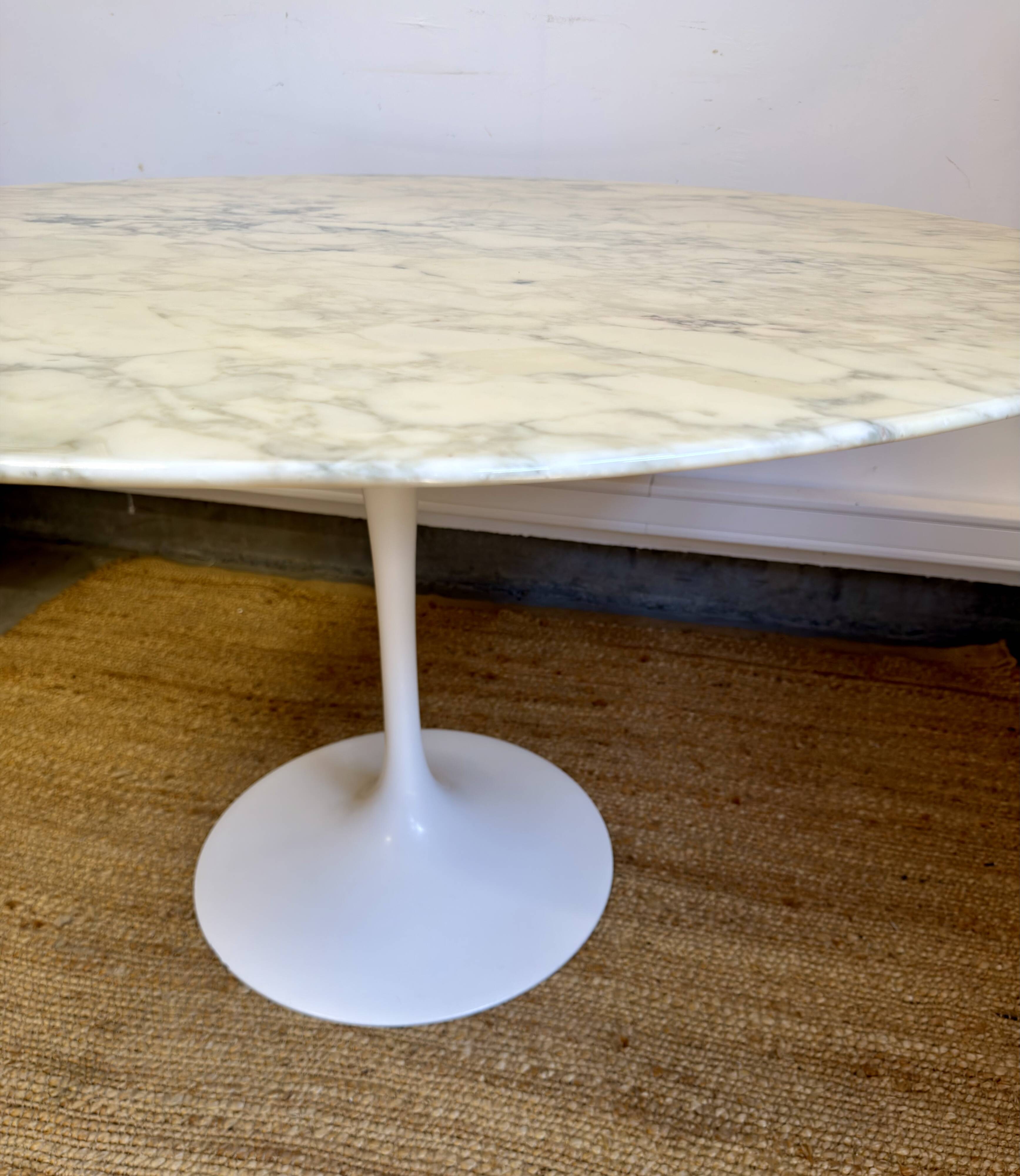 Tulip Knoll International Table by Eero Saarinen – Round marble top