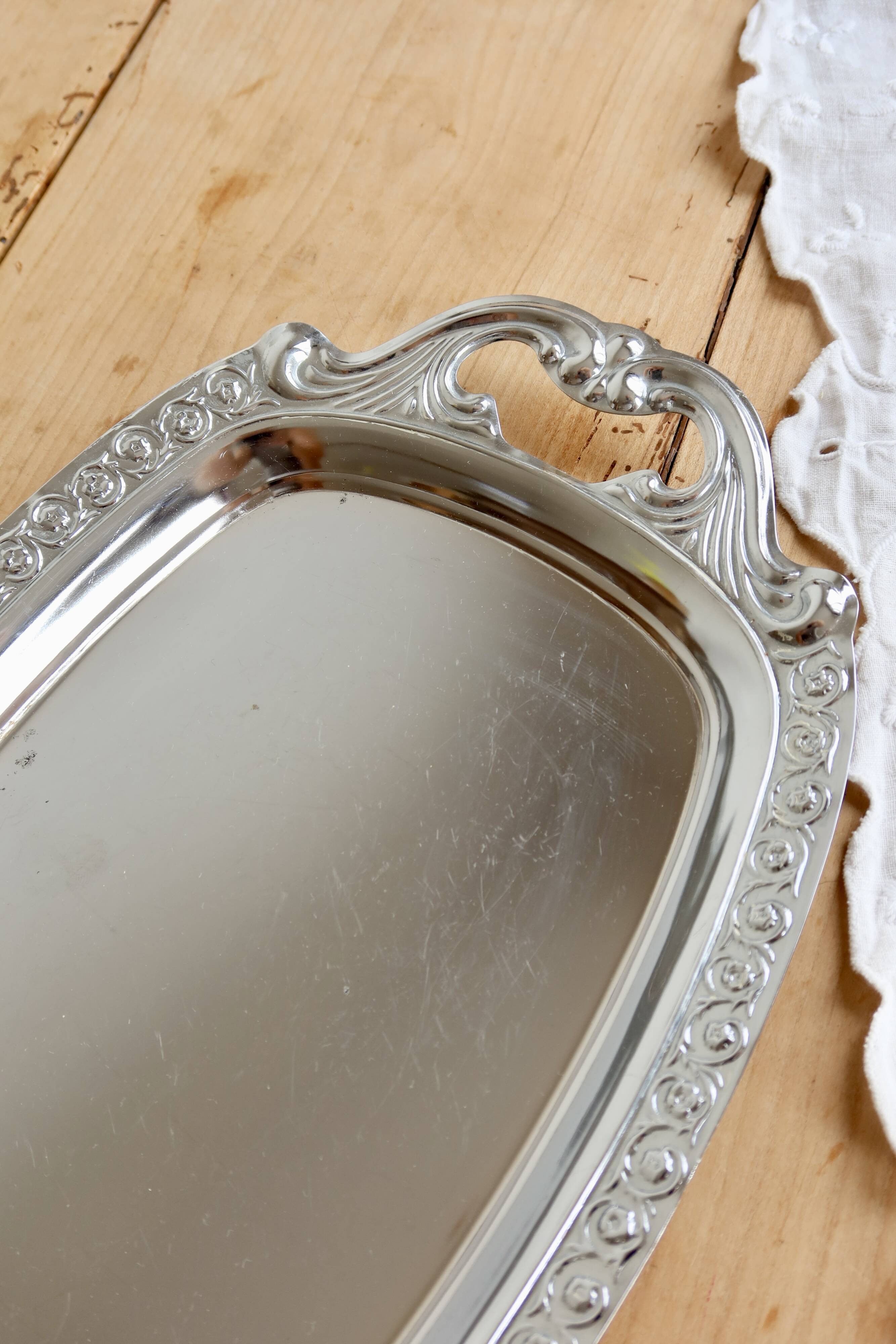 Vintage silver-plated serving tray – Handles and engraved border style