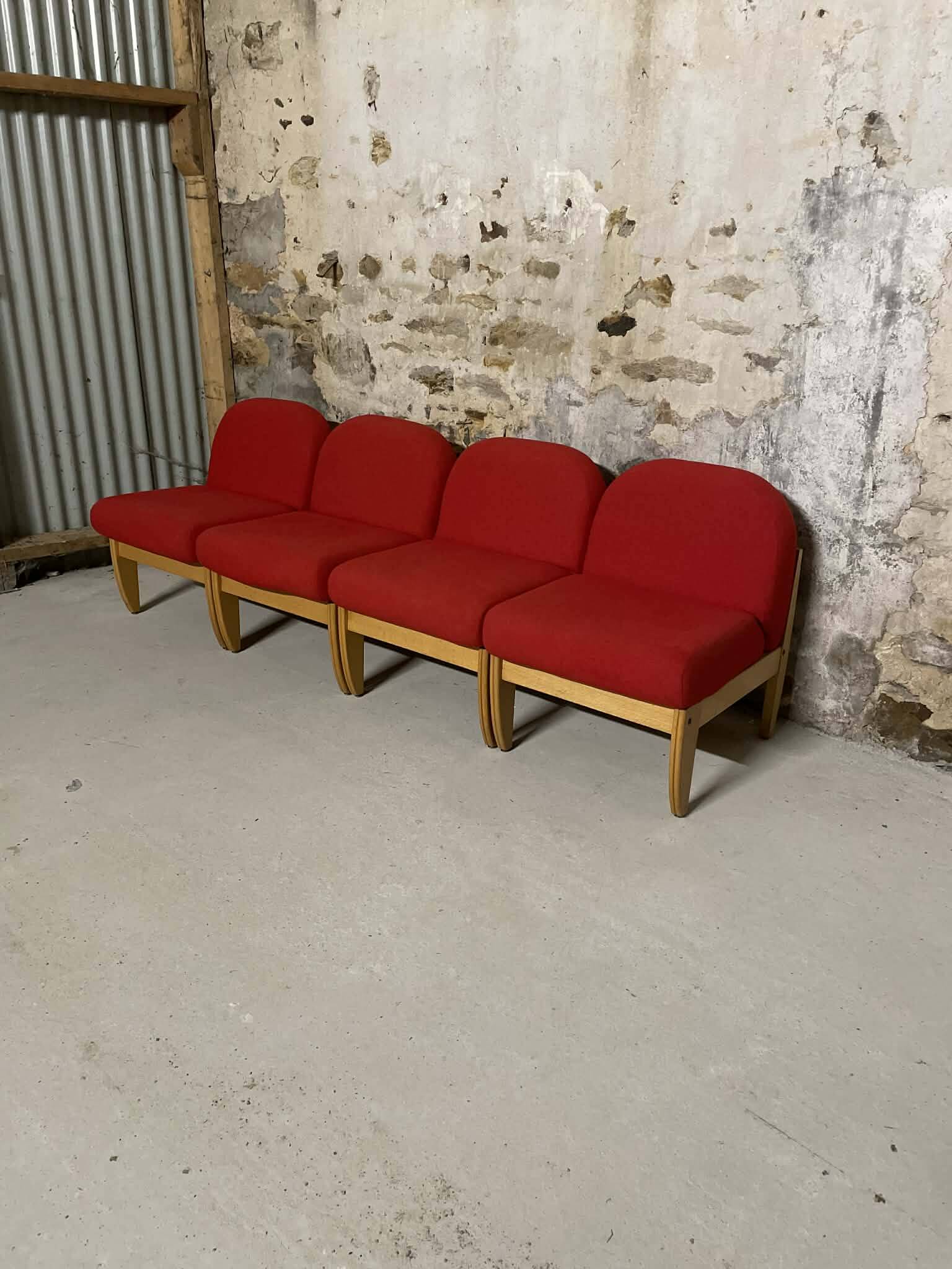 Chauffeuse vintage tissu rouge et bois clair