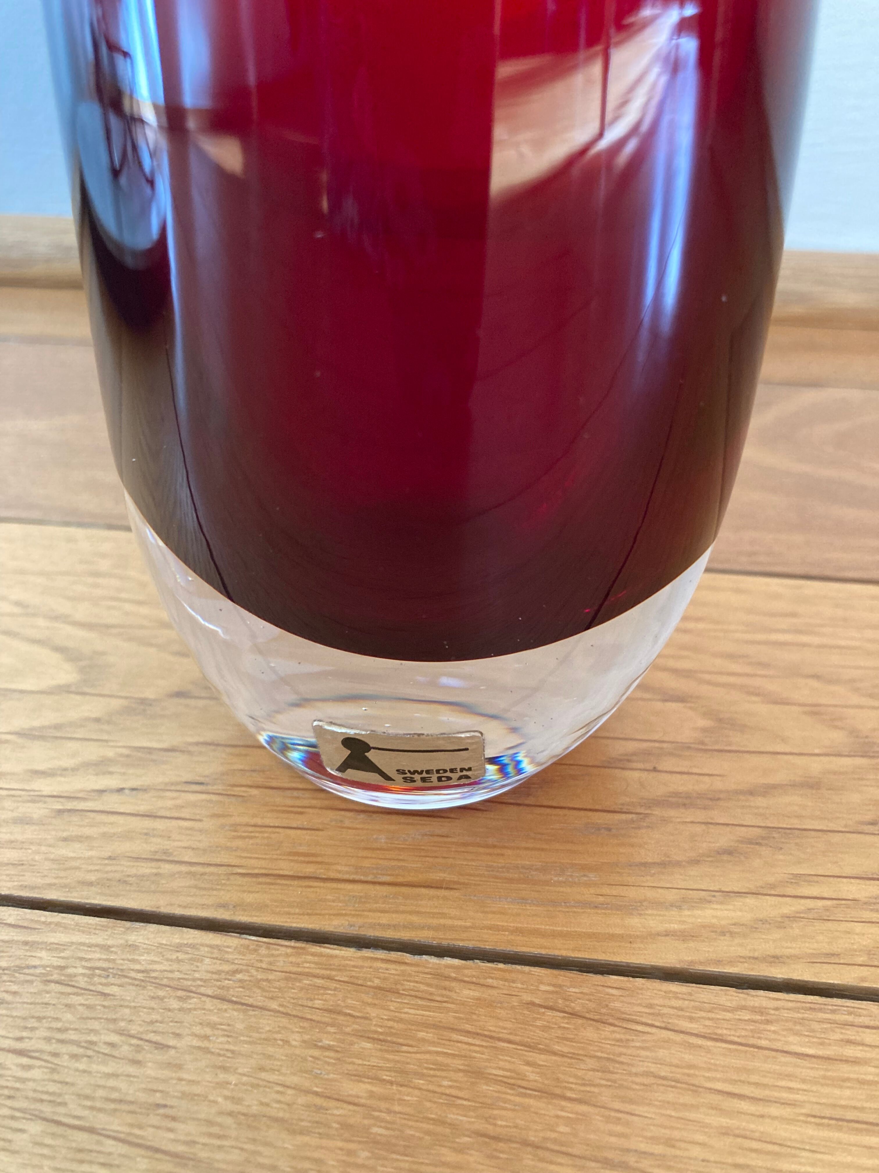 Vase scandinave verre rouge Sweden Seda