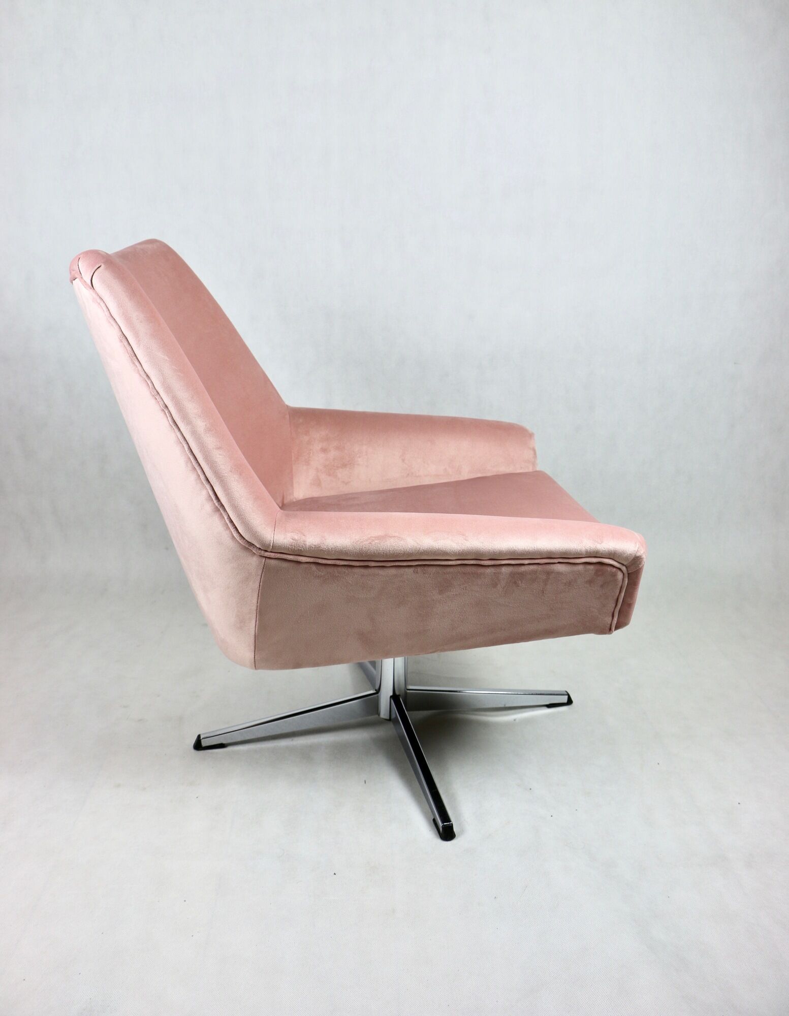 Pink swivel armchair, 1980s
