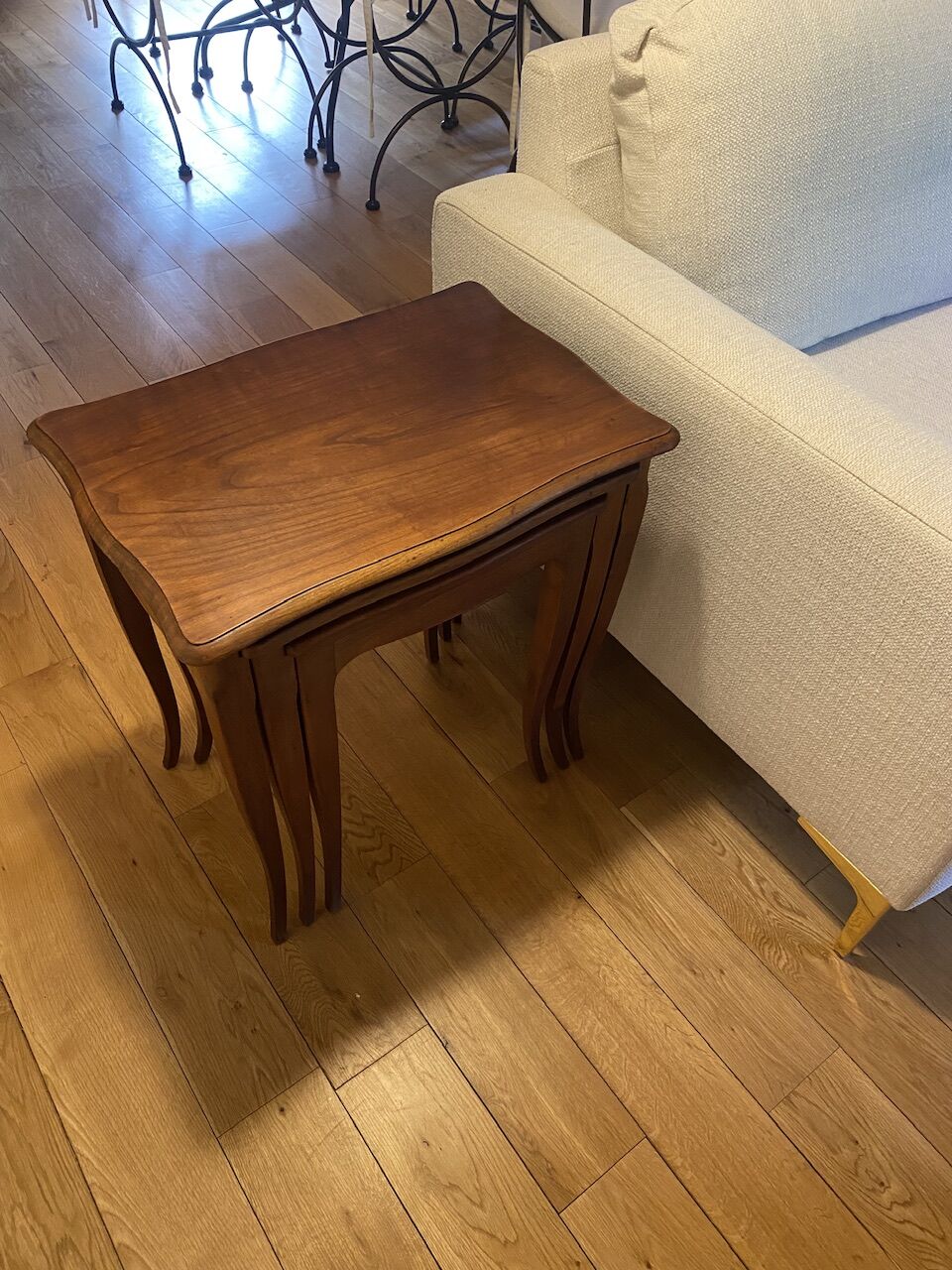 Trois tables gigognes de style Louis XV