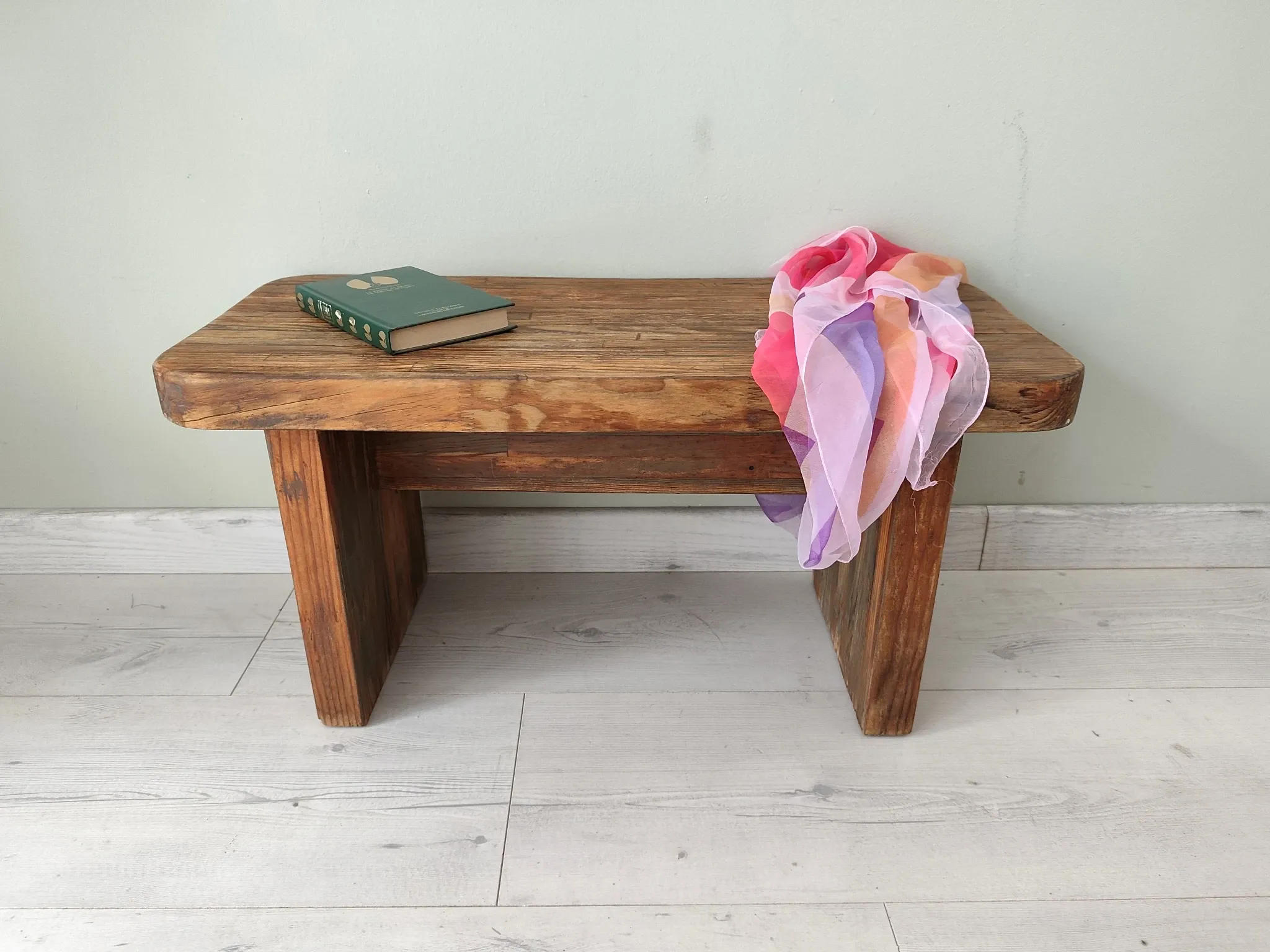 Petit banc rustique en bois