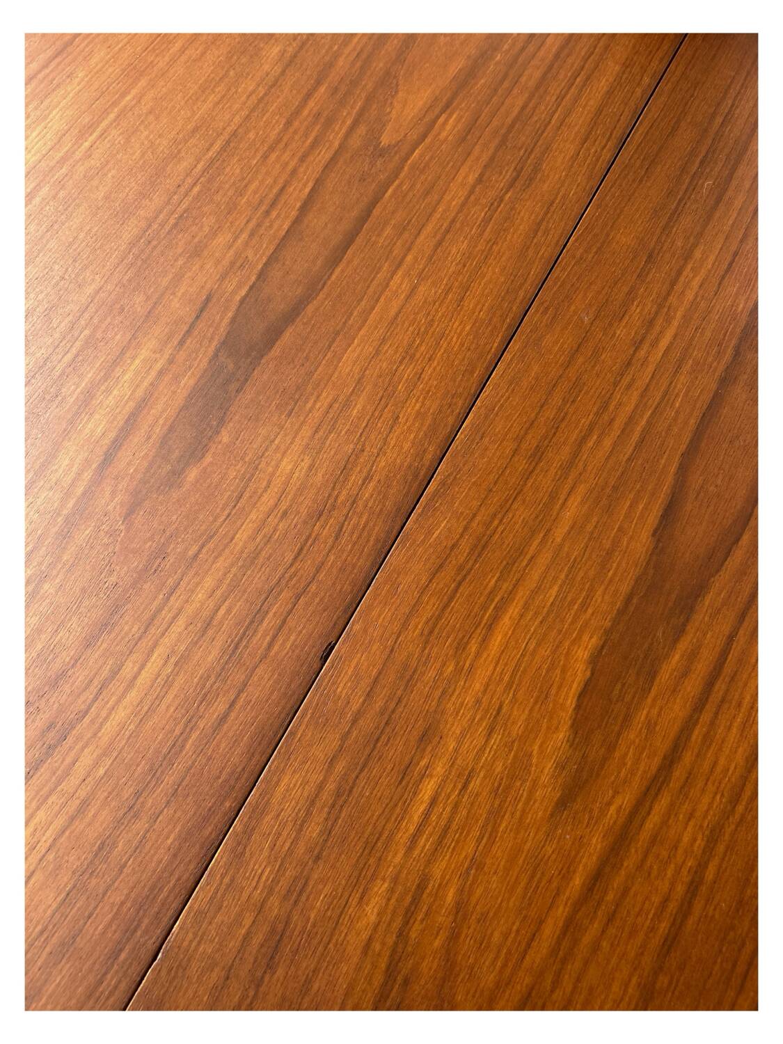 Extendable round table from the 1960s