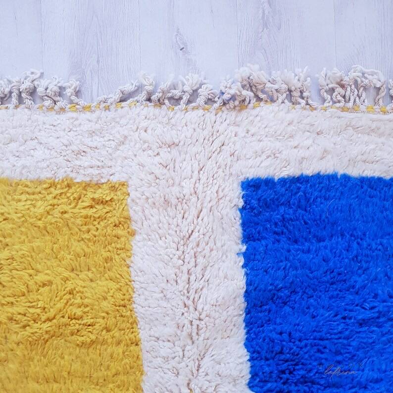 Traditional Berber rug in natural wool, size 200 x 300 cm.