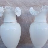 Paire de vases en opaline blanche
