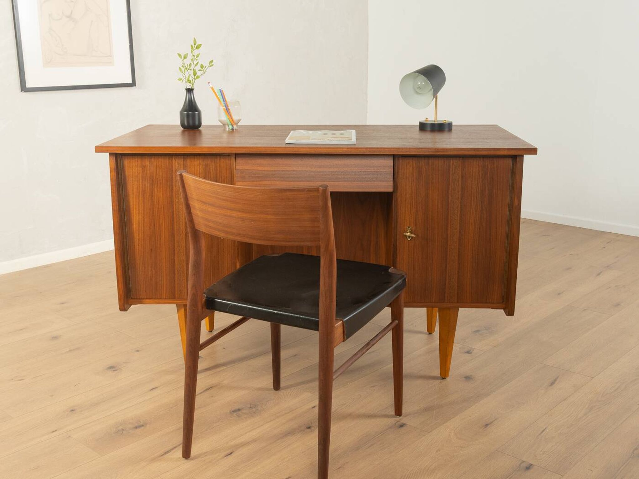 Bureau classique autoportant des années 1950, en placage de noyer.