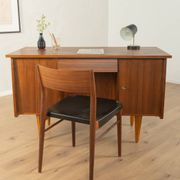 Bureau classique autoportant des années 1950, en placage de noyer.