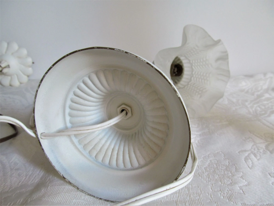 Ensemble de deux lampes de table et une applique murale en toleware avec bases métalliques