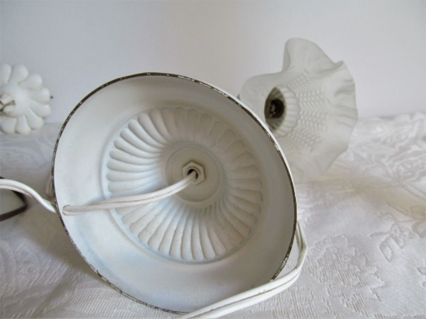 Ensemble de deux lampes de table et une applique murale en toleware avec bases métalliques
