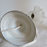Ensemble de deux lampes de table et une applique murale en toleware avec bases métalliques