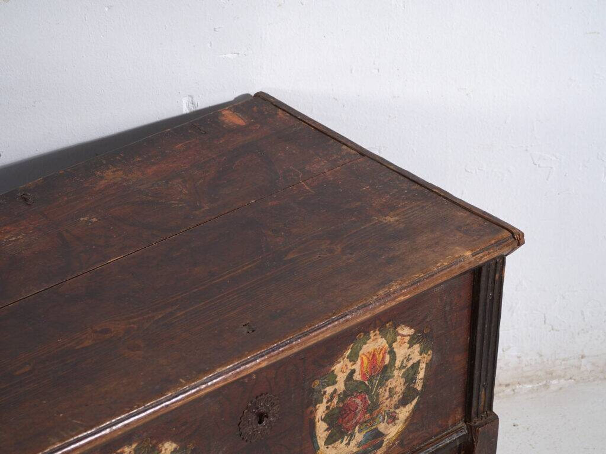 Central European wedding chest in polychrome pine with floral cartouches – Tyrol, circa 1890