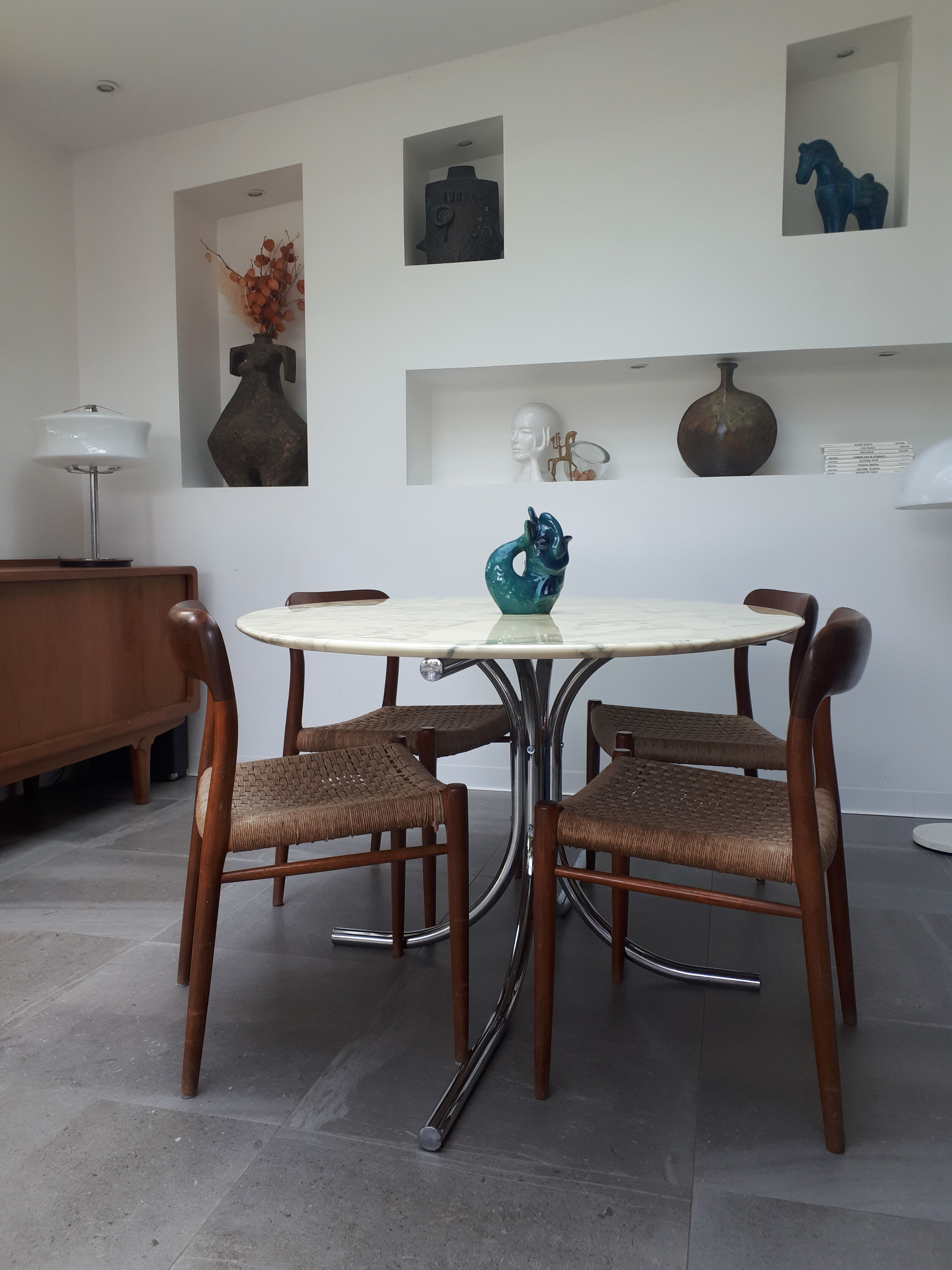 Marble table of the 70s at Roche Bobois