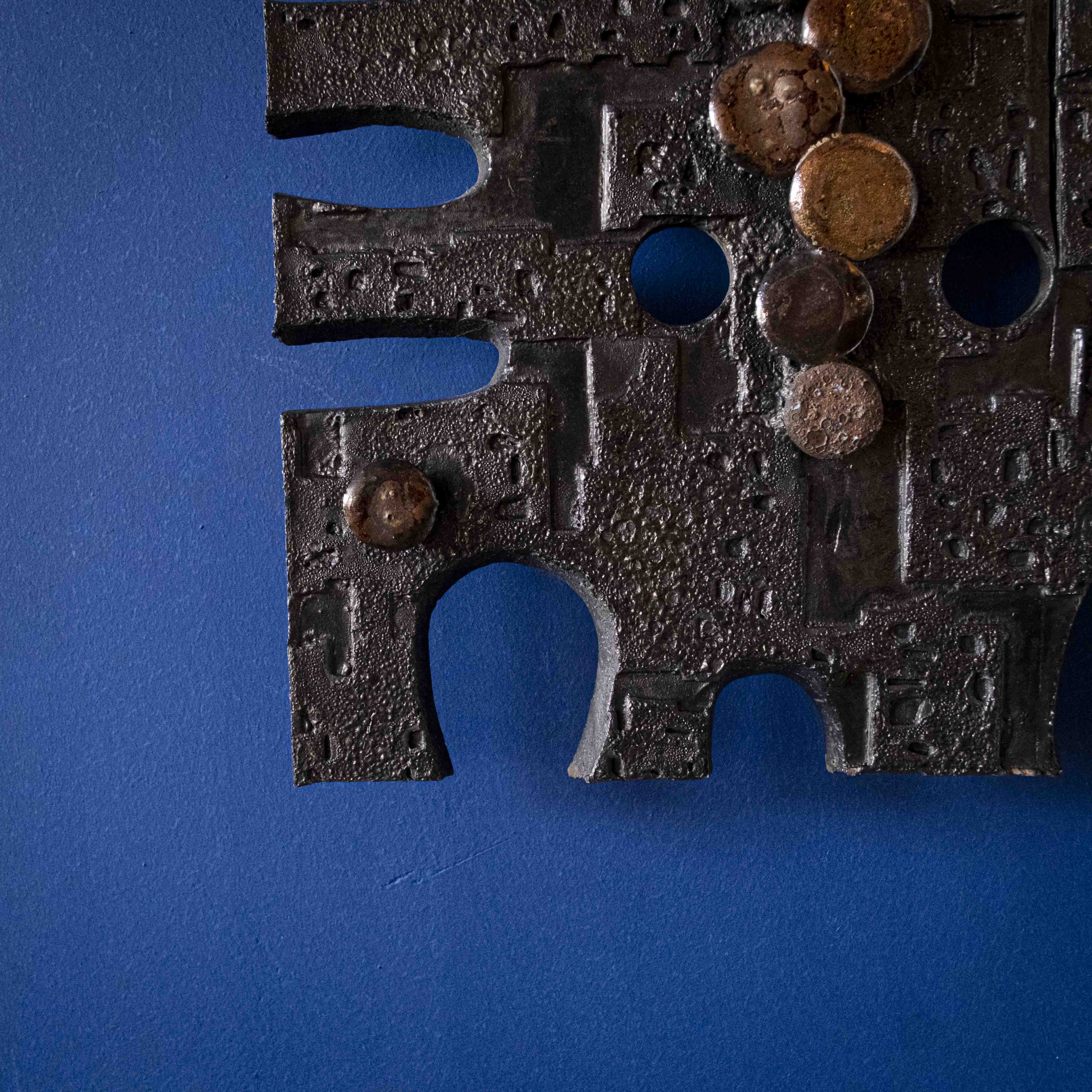 Sculpture murale brutaliste
