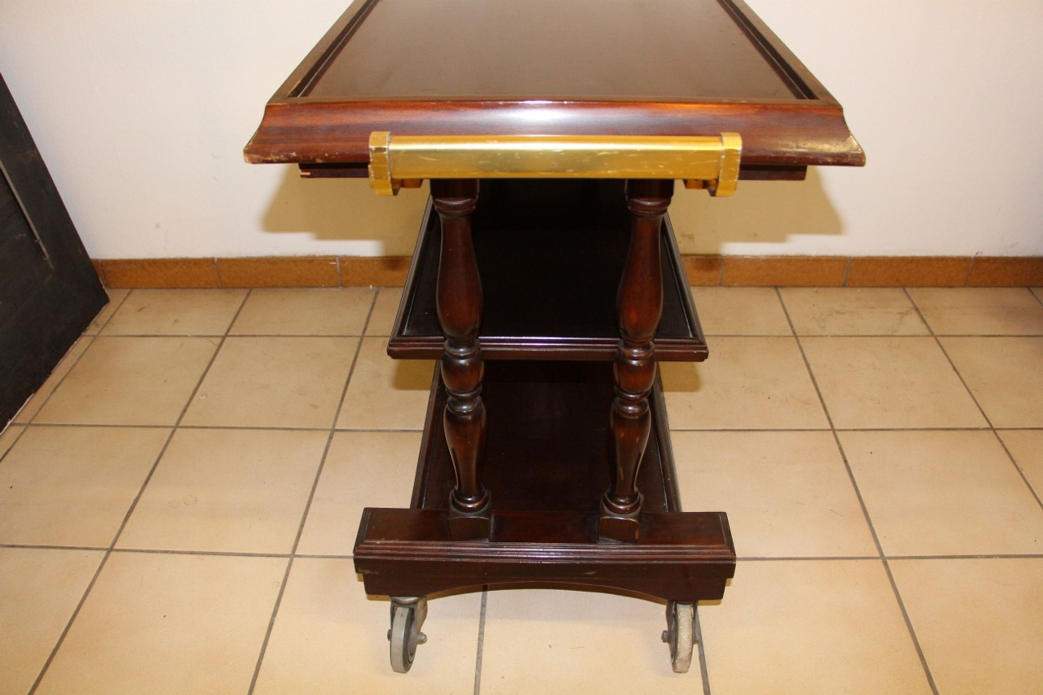 Serving table