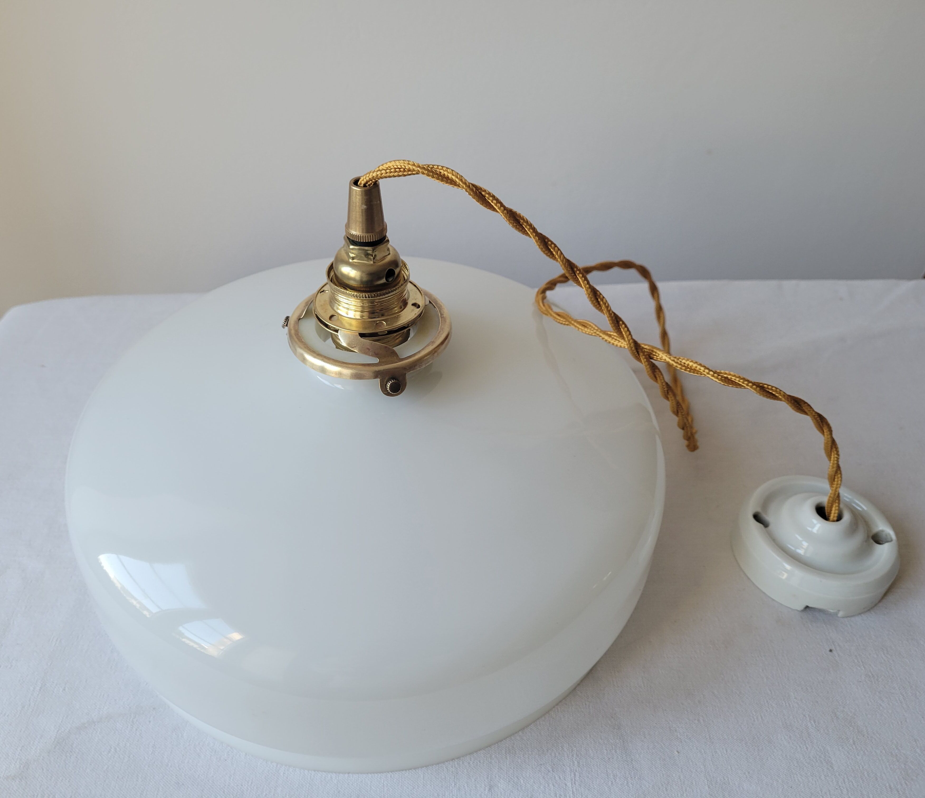 White opaline suspension