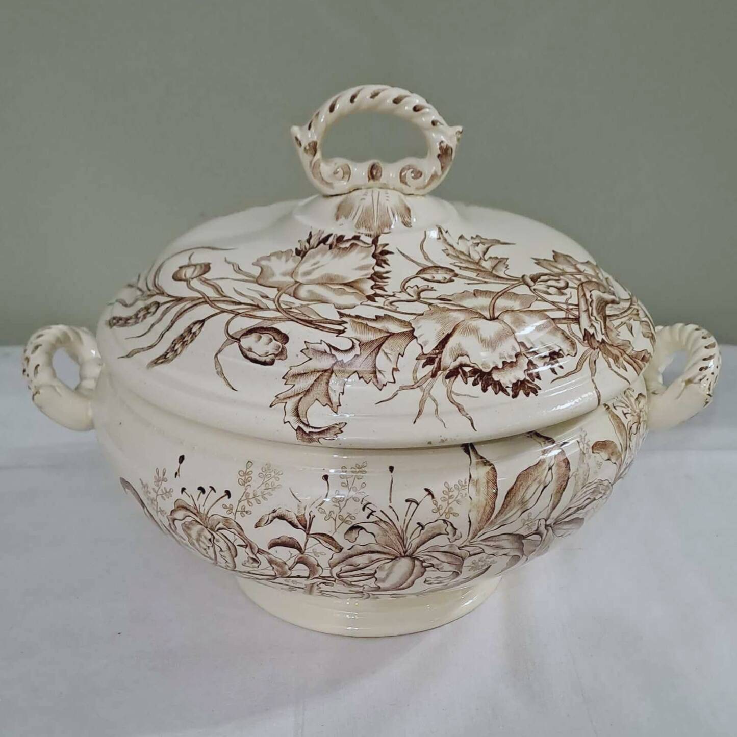 Iron earth soup tureen