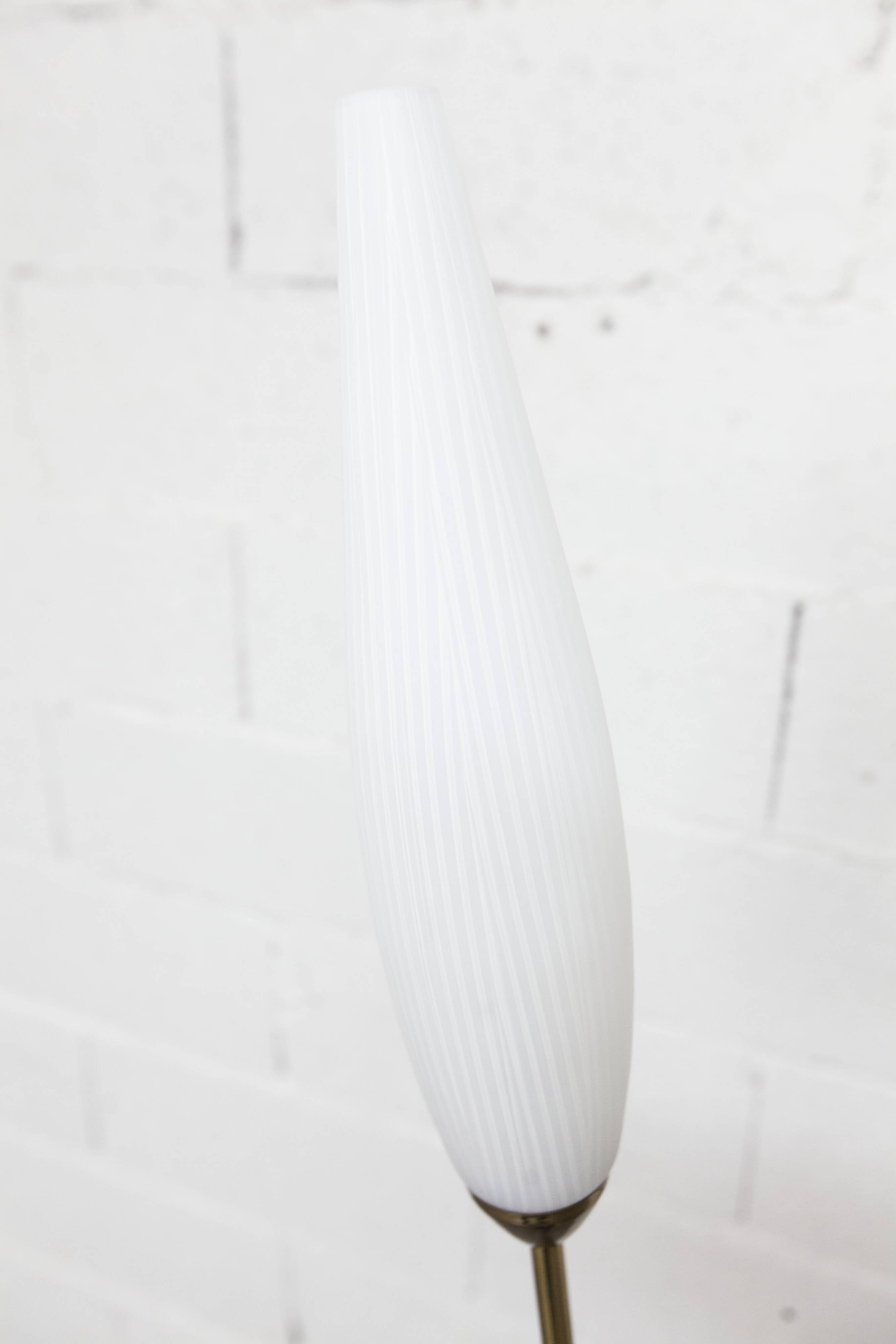 Lampadaire à 3 branches de 1960 laiton doré, fonte et opalines