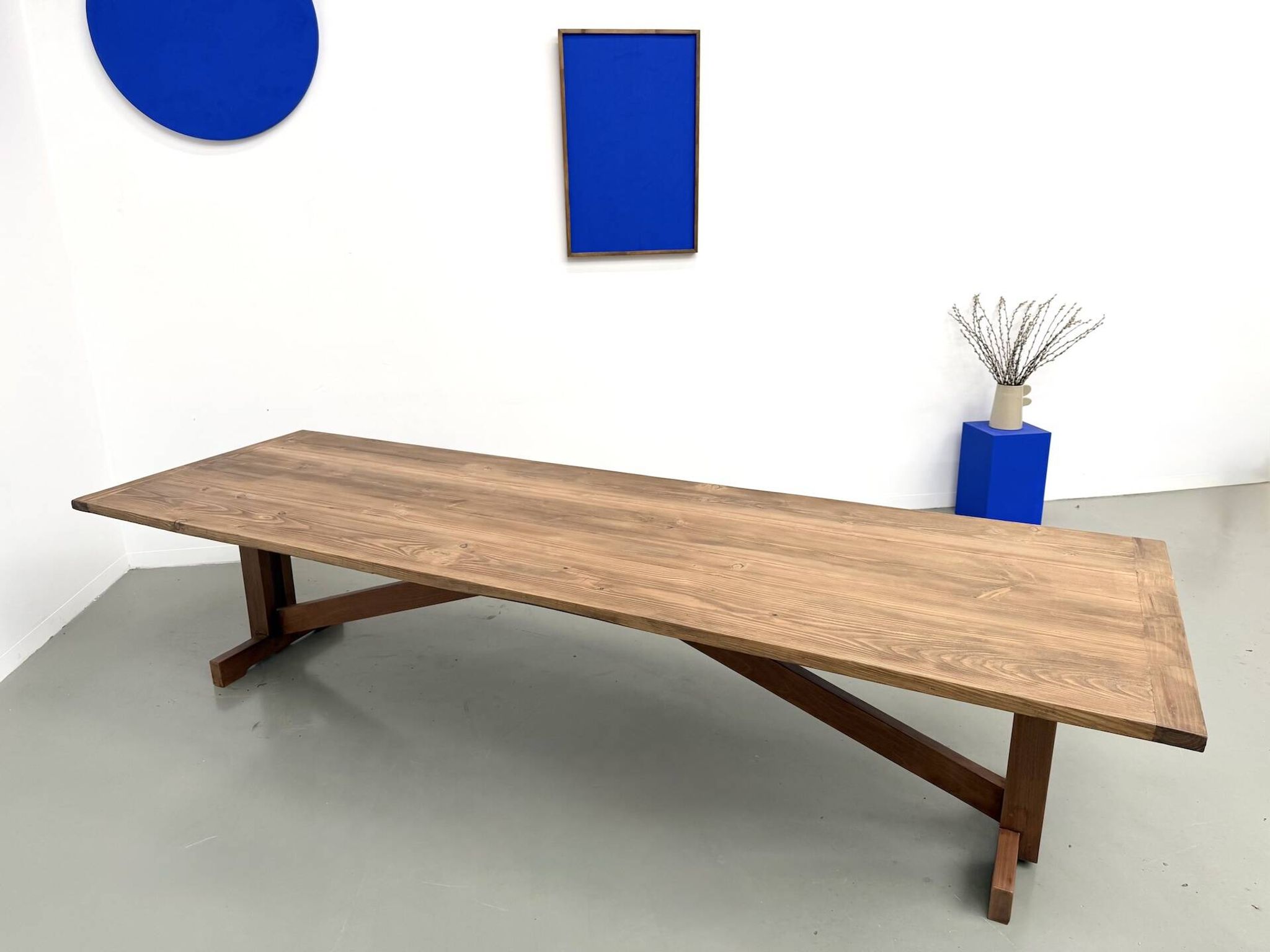 Refectory table in solid pine and beech, with X-shaped legs.
