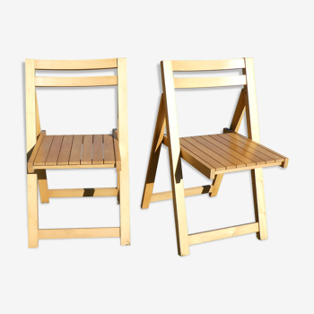 Pair of vintage folding chairs in light wood