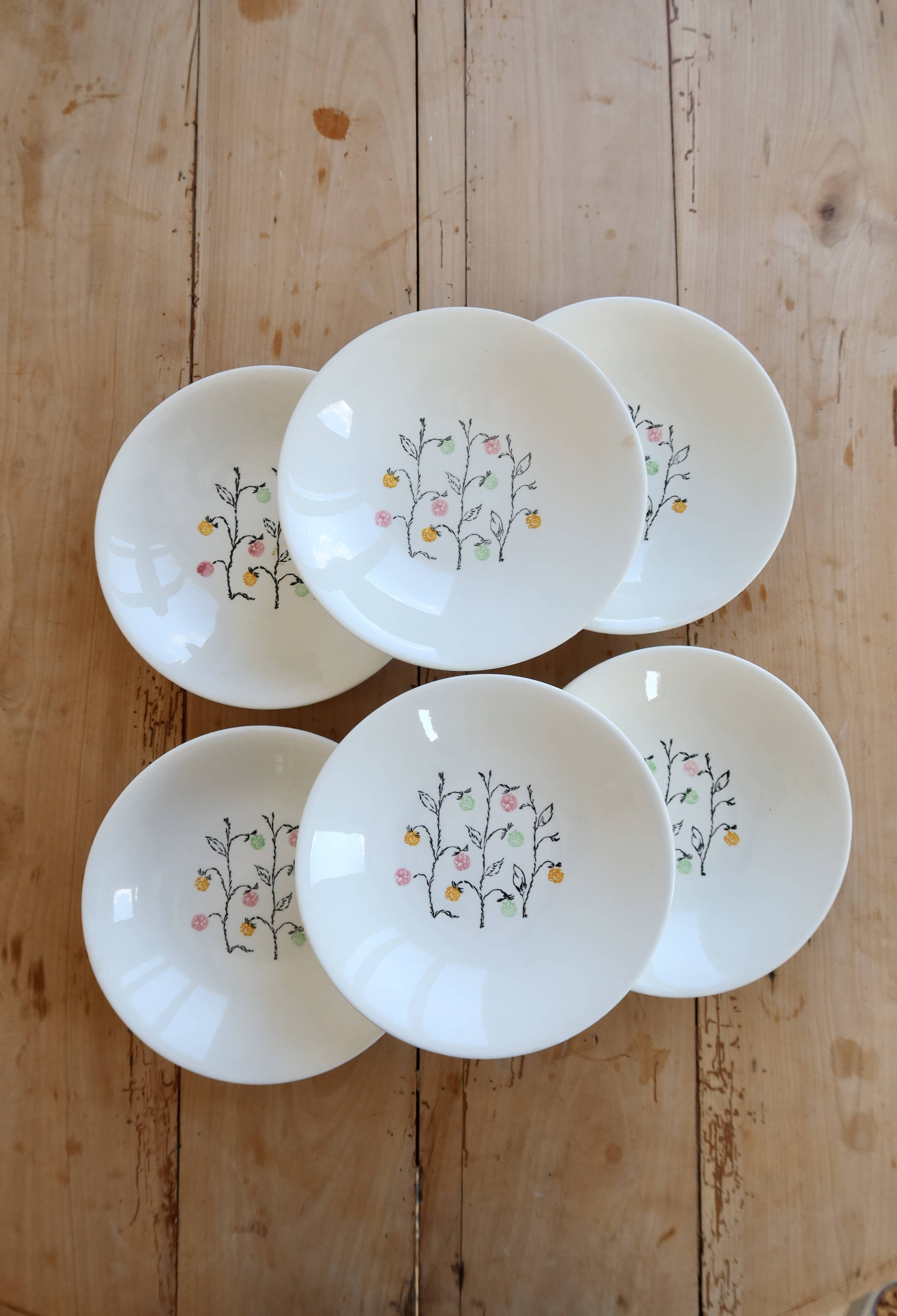 Vintage deep plates in Gien earthenware, model Marie-Claire.