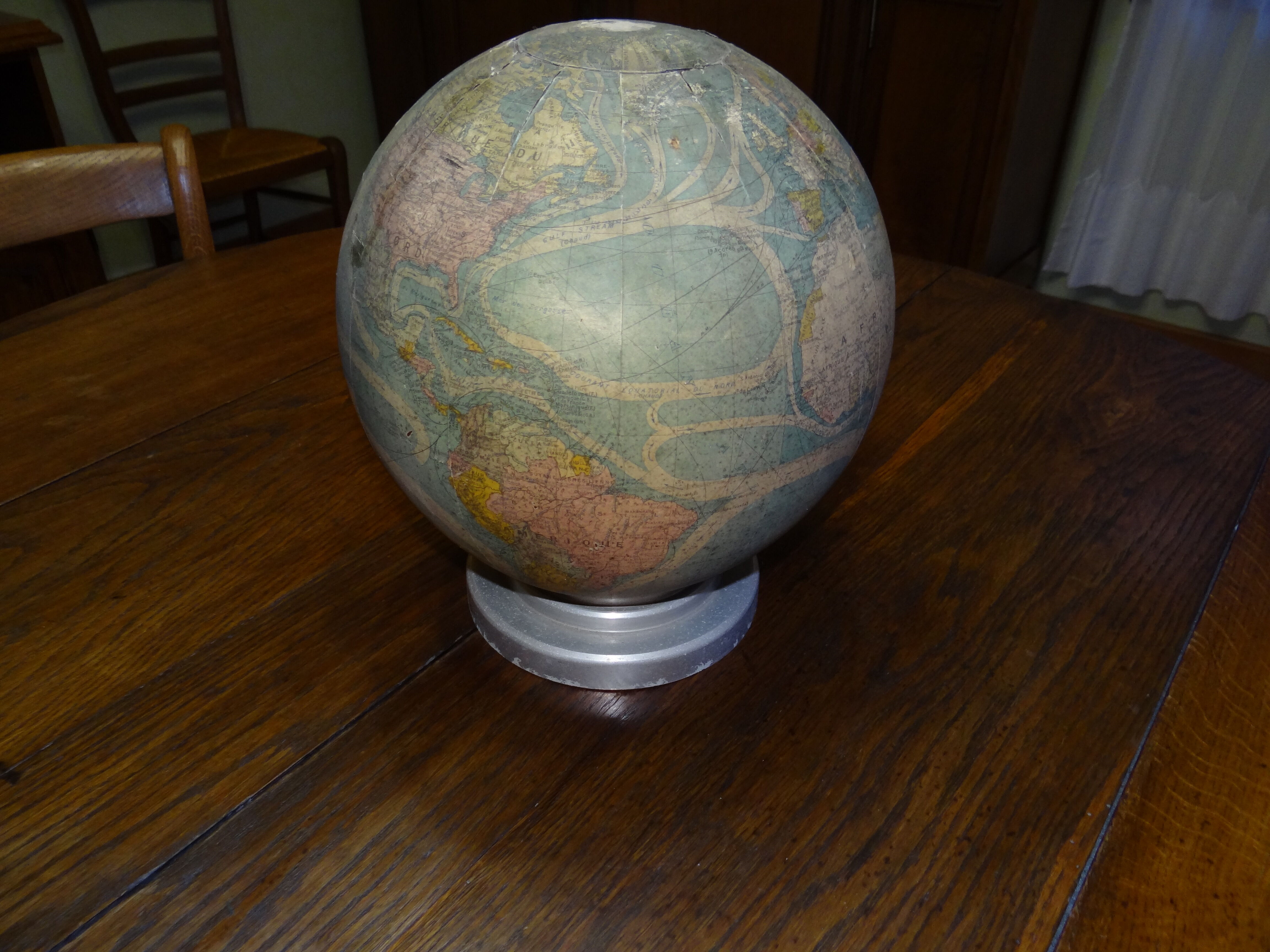 Perrina 1950 glass globe