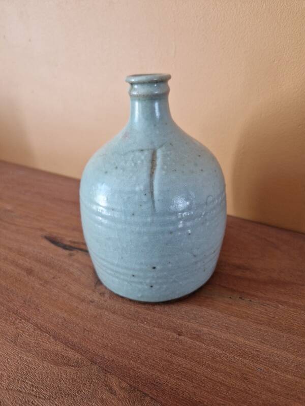 Vase, bouteille, soliflore en grès émaillé vert, Fred Ferry