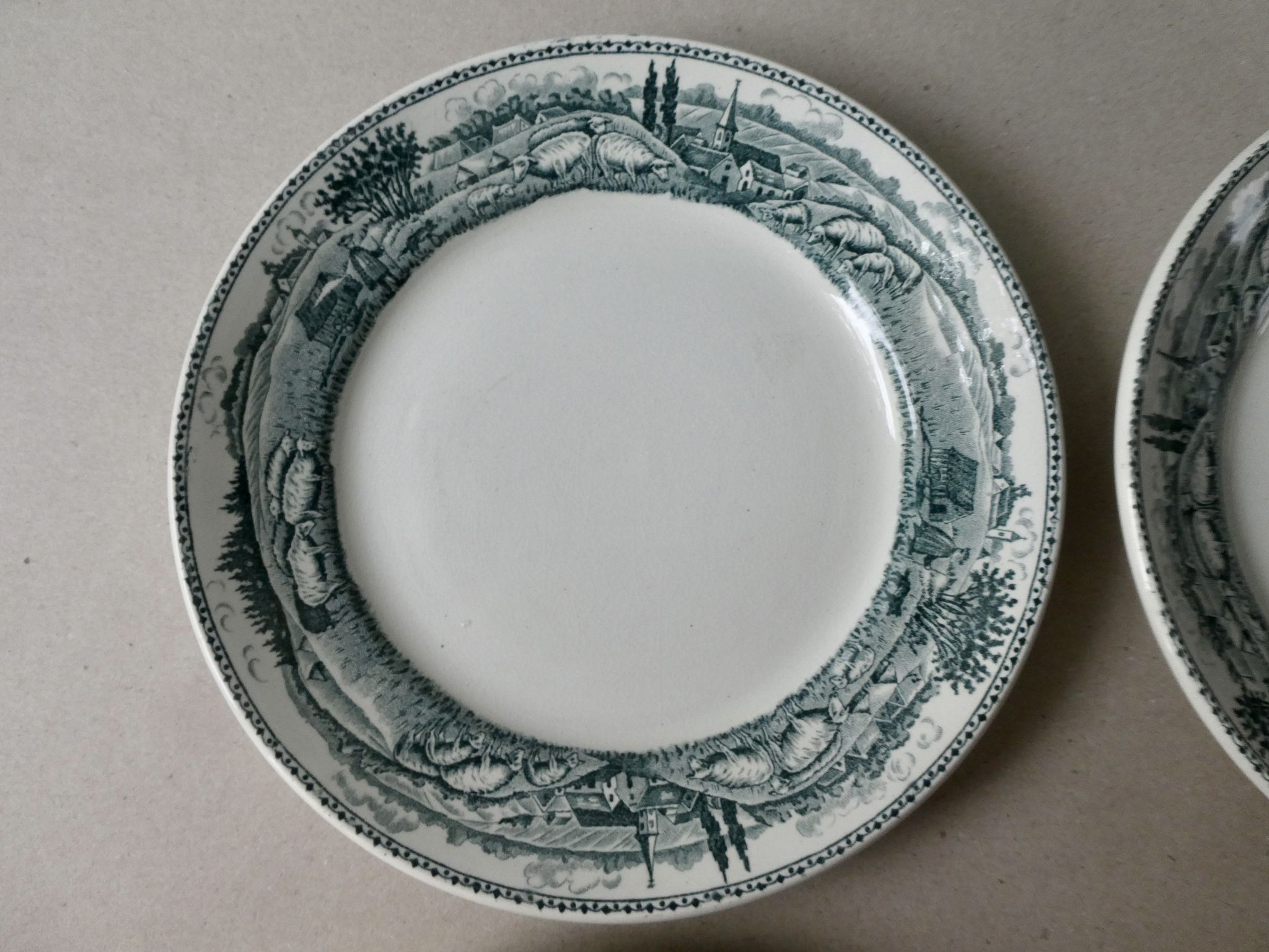 6 assiettes plates Saint Amand, décor la laitière