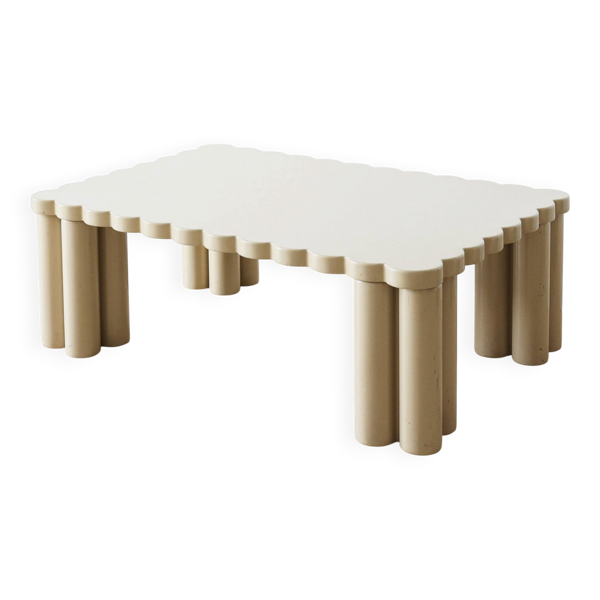 Table basse en laque beige en forme d'écailles italienne, années 1980. — Beyit