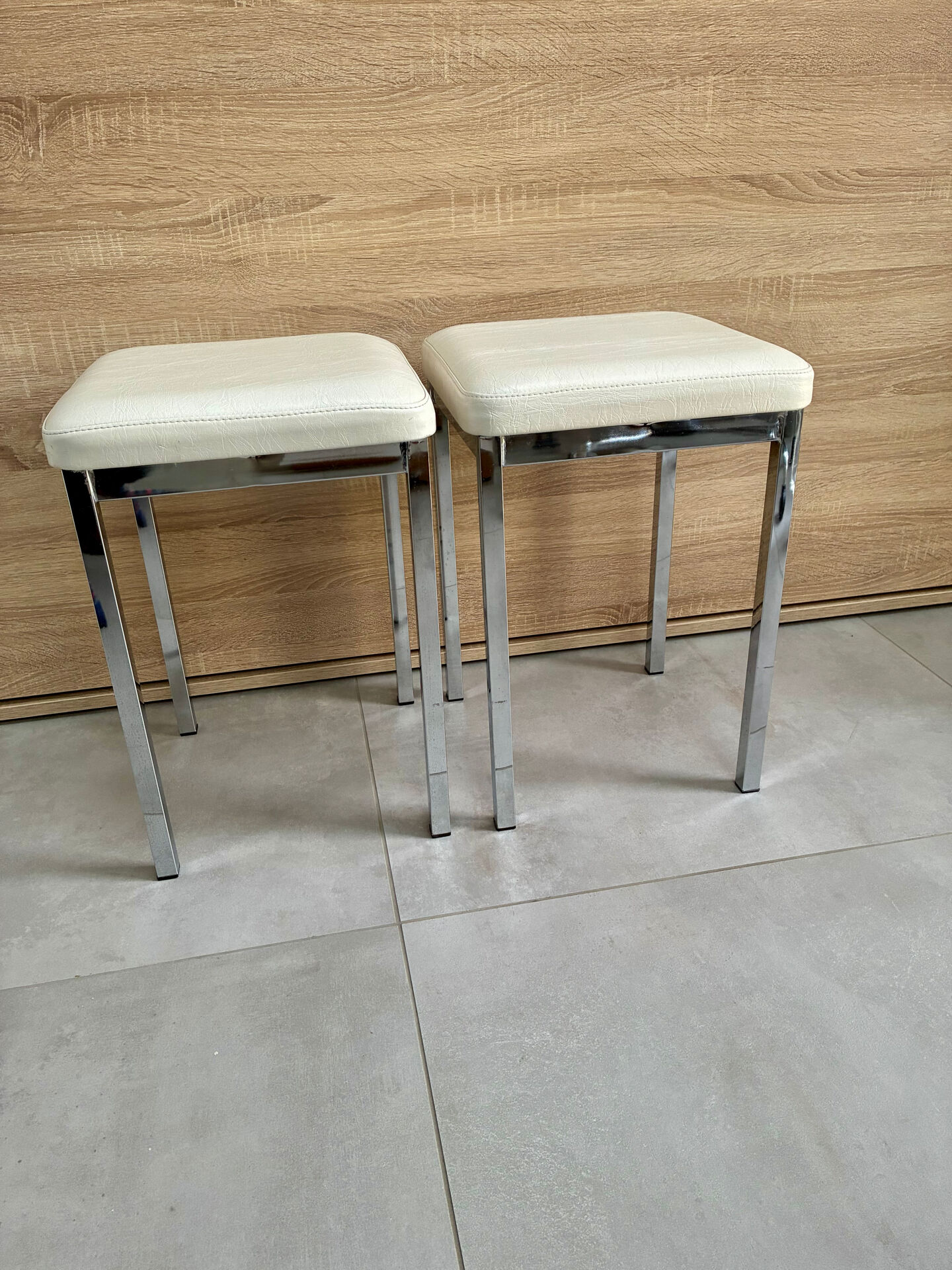 Pair of vintage 1980 chrome stools with white faux leather in very good condition.