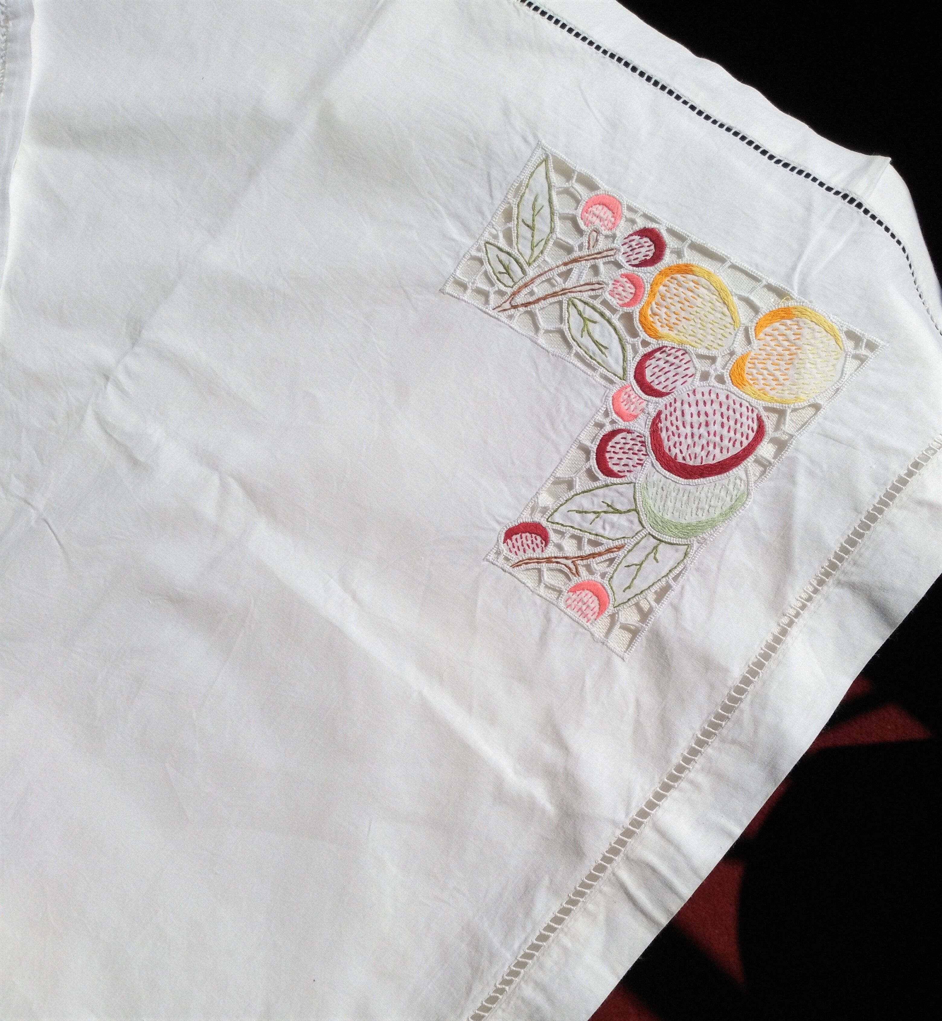Embroidered tablecloth and open fruit decoration - 12 assorted towels