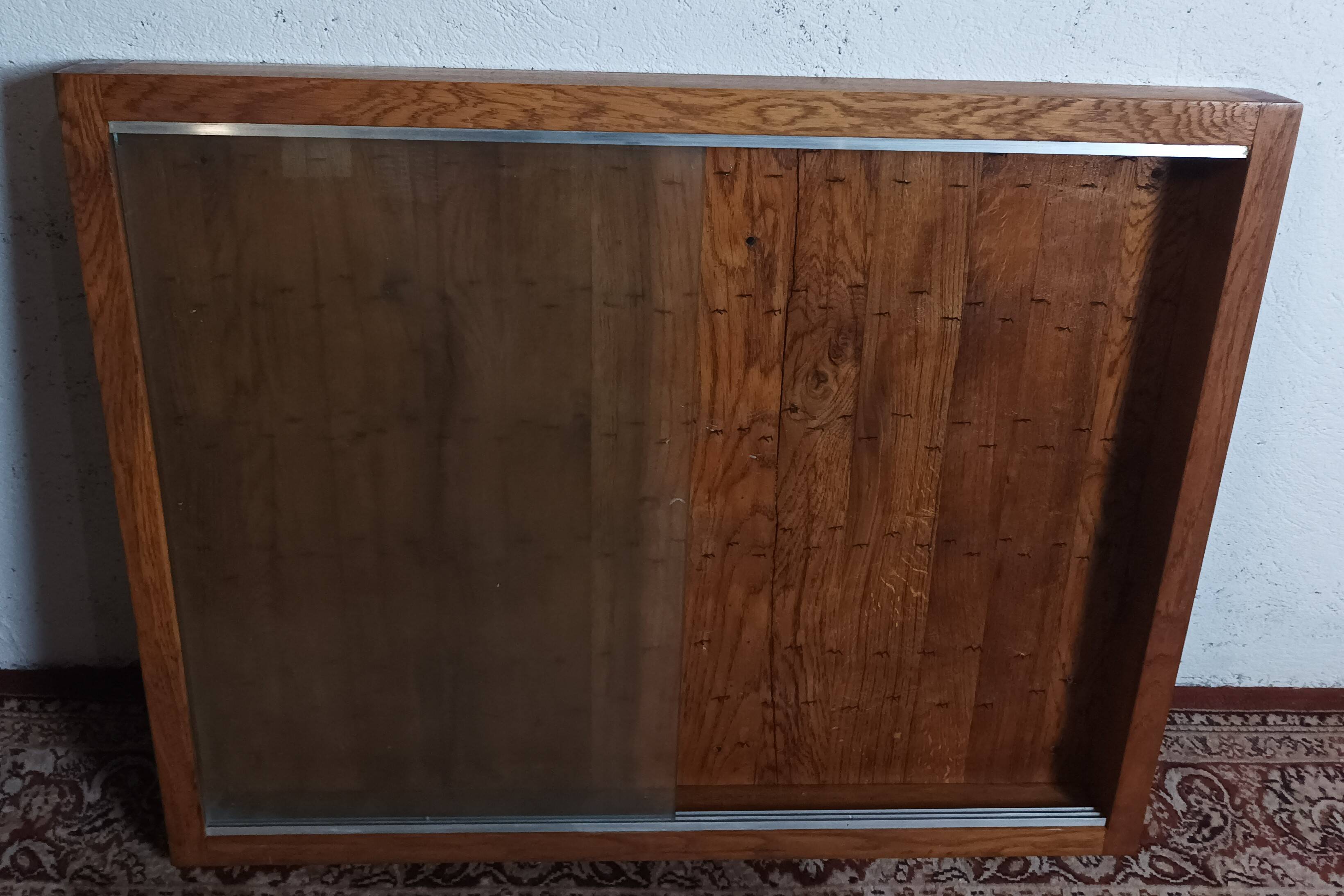 Oak wall-mounted key hotel display case