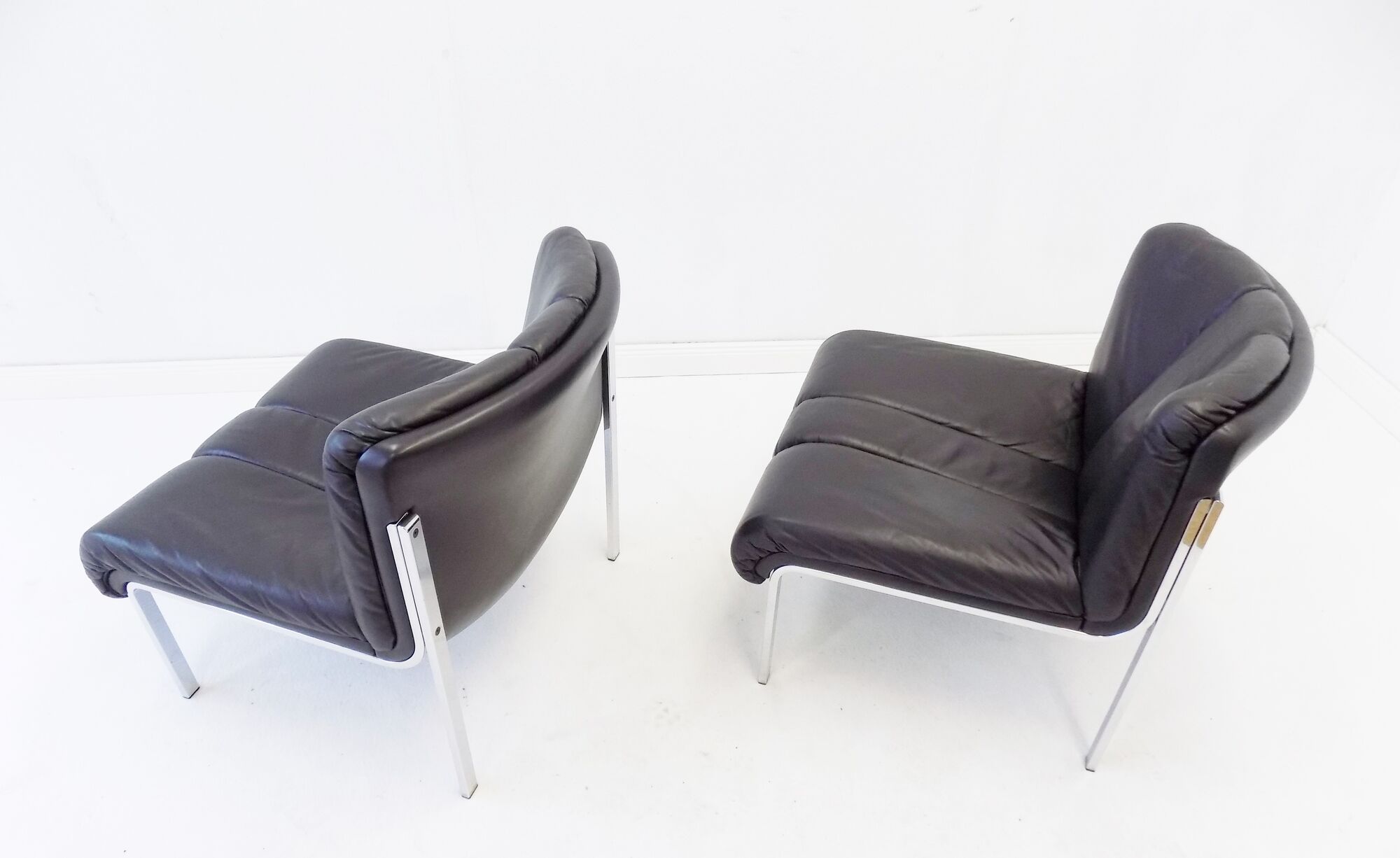 Eurochair set of 2 black leather lounge chairs by Girsberger