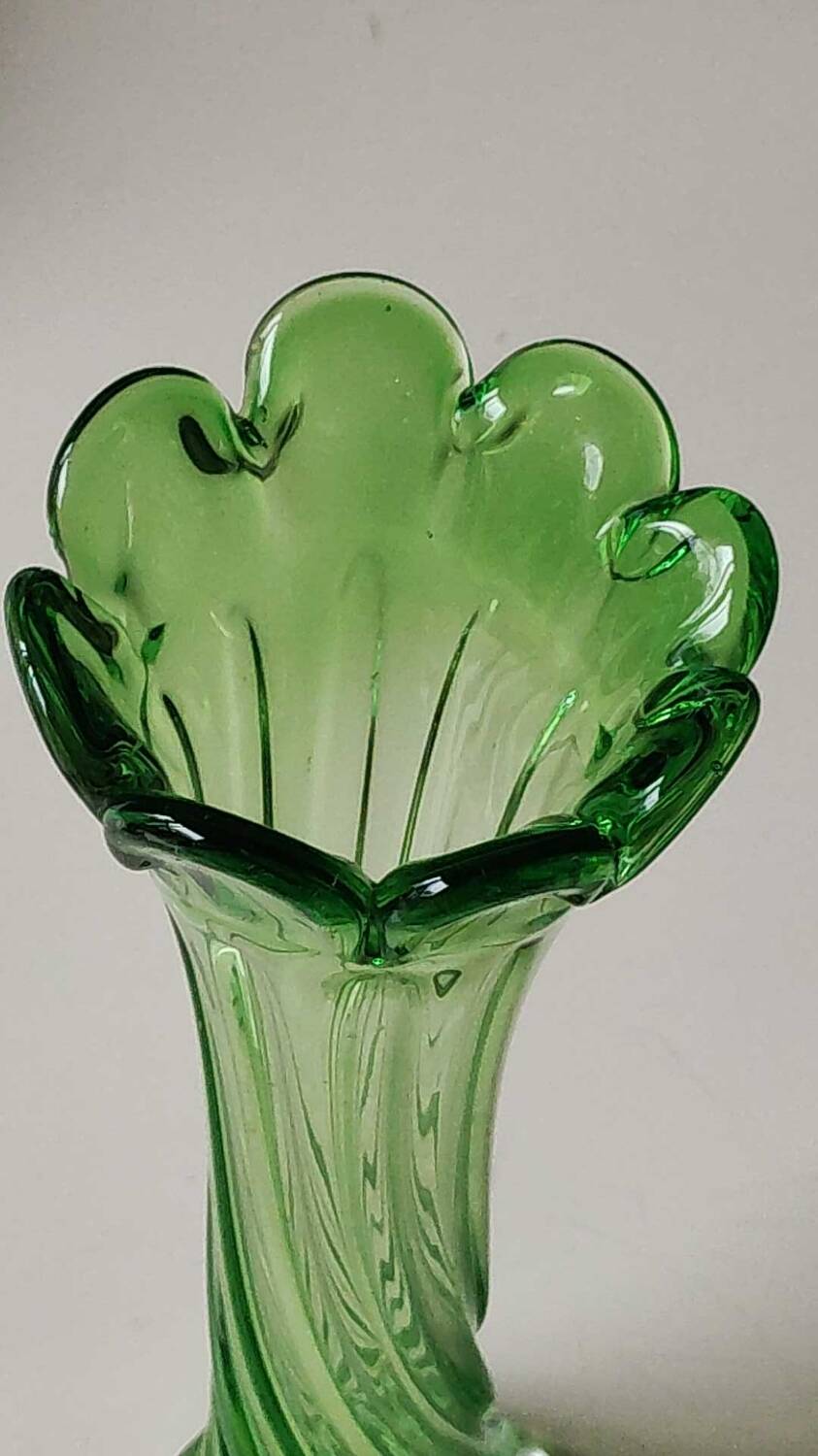 Murano style vase, in art glass. With twisted design/scalloped neck/27 cm