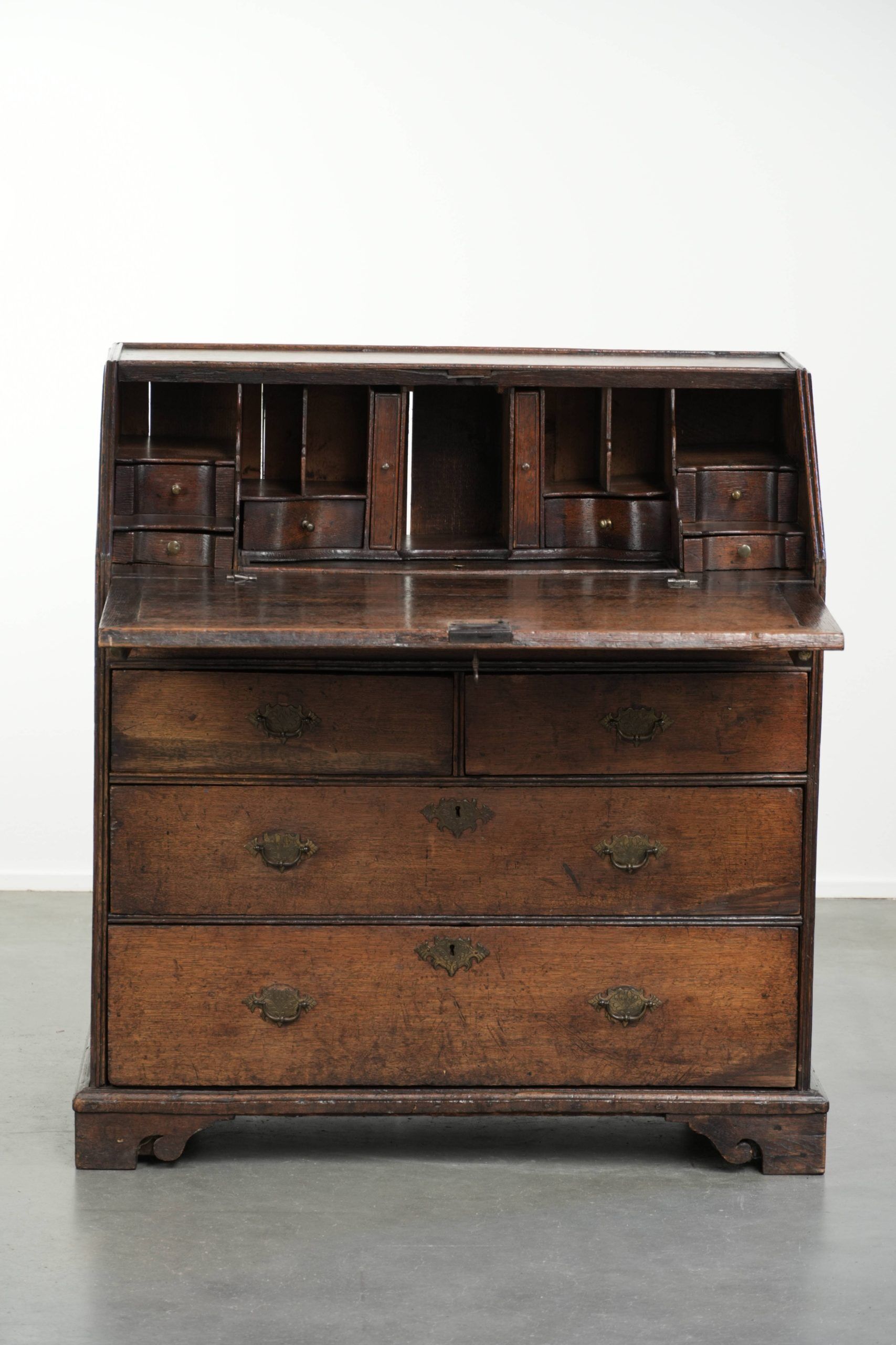 Secretary in ancient English oak from the early 18th century.