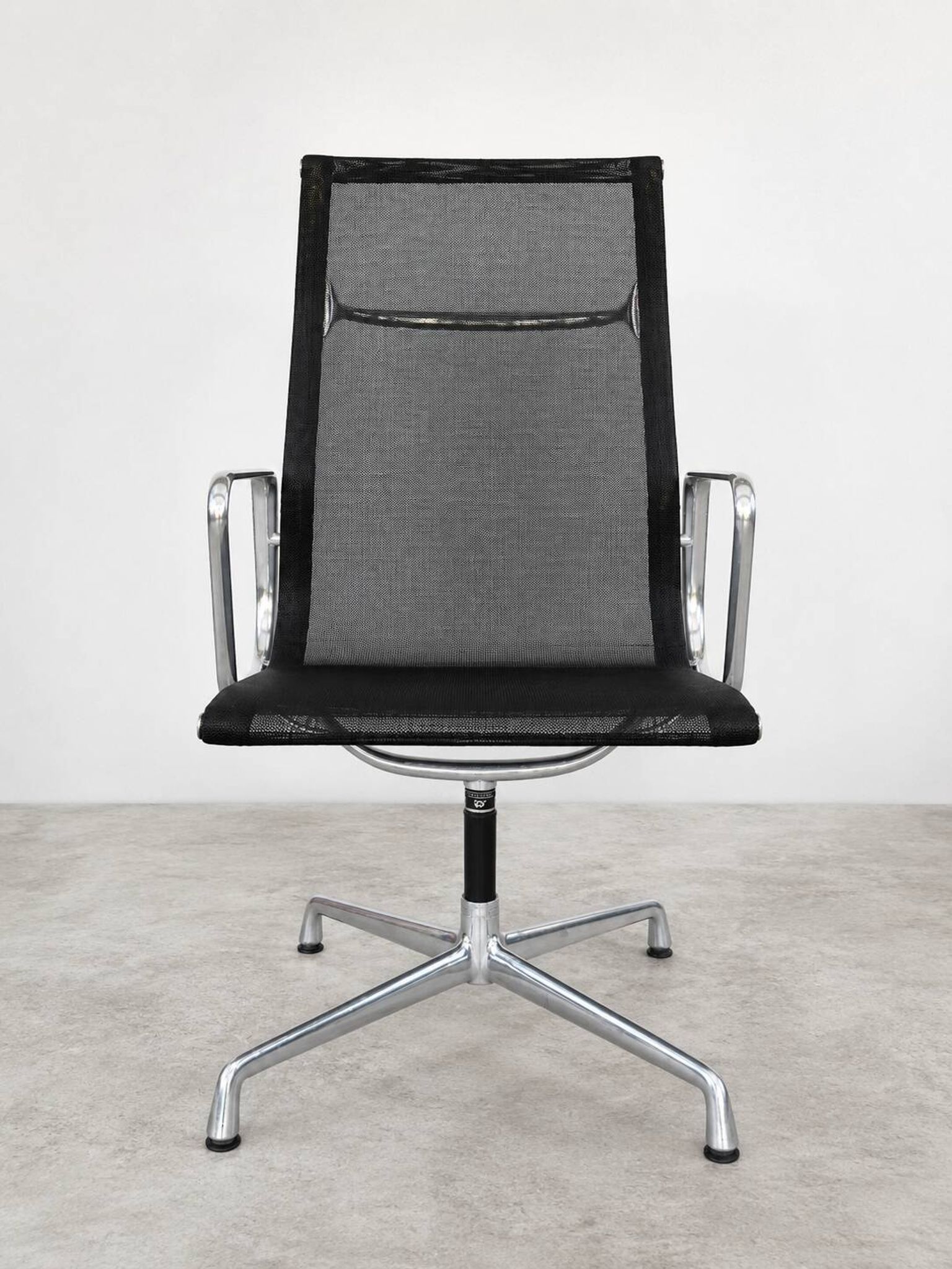 Charles Eames High-Back Aluminium Group Swivel Chair by ICF, Italy – Black