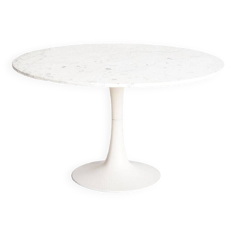 Vintage table with tulip base in white marble and Grosfillex base. France, 1960s